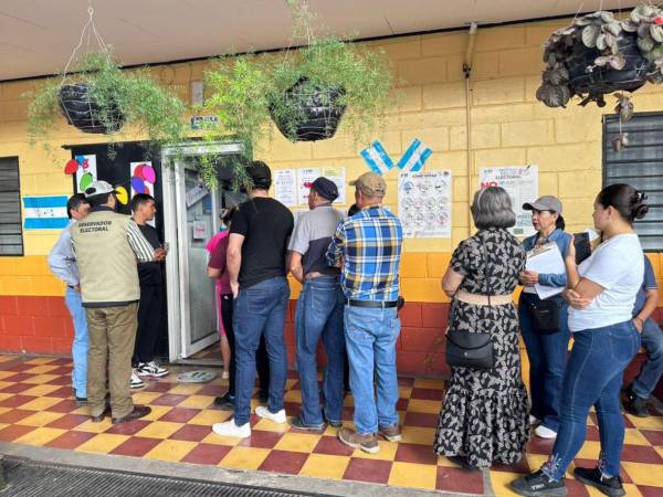 Votantes en la esscuela Daniel Cruz Berrios en el barrio El Triángulo de La Entrada, Copán.