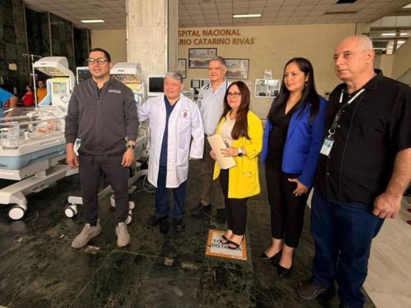 Autoridades del hospital Mario Catarino Rivas reciben lote de incubadoras.