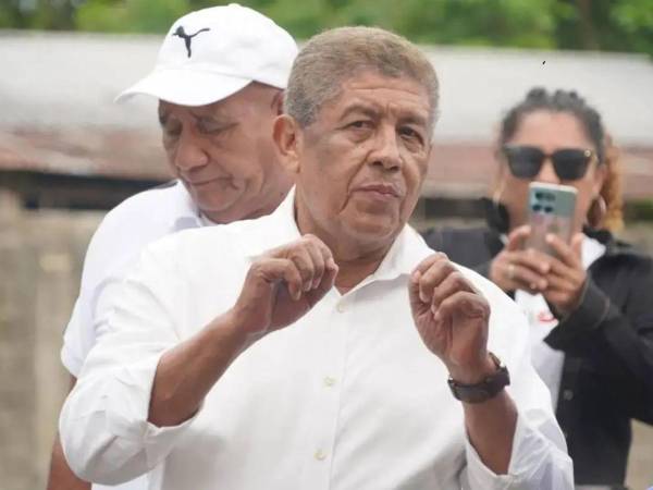 Fotografía a Adàn Funez viendo fijamente la cámara