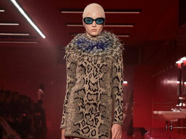 La modelo trans de dieciséis años, Kai Schreiber, debutó en la pasarela en el aclamado desfile de Valentino en la Semana de la Moda de París, que se celebró en un escenario transformado en un baño de género neutro inspirado en la obra del director de cine, David Lynch.