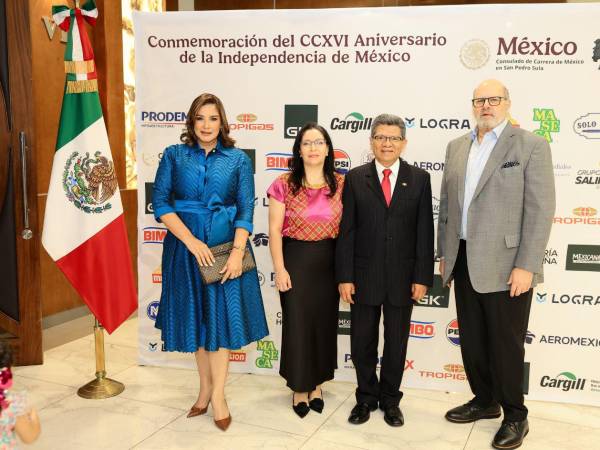 Los anfitriones de la velada, el Cónsul de México en San Pedro Sula, Santiago Mateo Cibrián, su esposa Sonia Díaz en compañía de Ruth Arita y Jorge Canahuati Larach.