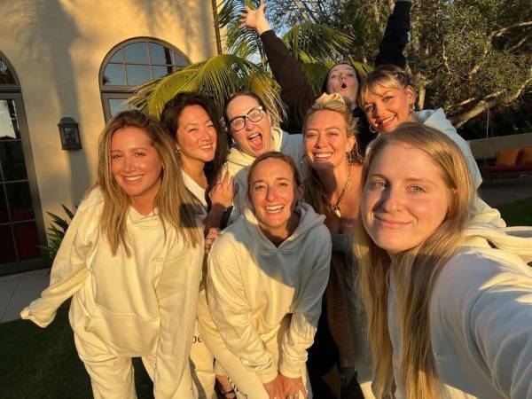 Ashley Tisdale encendió un intenso debate en redes sociales tras publicar en The Cut un ensayo en el que calificó como “tóxico” y “malo” a un grupo de madres famosas del que formó parte. Aunque la actriz evitó mencionar nombres, la conversación pública apuntó rápidamente a figuras como Hilary Duff y Mandy Moore, ambas con amplias trayectorias en la música y la actuación.