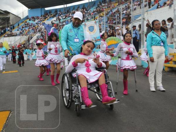 Dos niñas con discapacidad del Instituto Monte Ermon de Tegucigalpa desfilaron con fervor patrio y luciendo sus hermosos trajes.