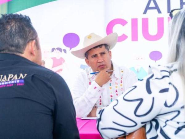 Carlos Manzo era muy popular en México. Su lucha frontal contra la delicuencia y el crimen organizado lo llevó a ganar popularidad, sin embargo, poco más de un año de haber sido nombrado el alcalde, un grupo de sicarios le quitó la vida en una plaza de Uruapan, en el estado mexicano de Michoacán.