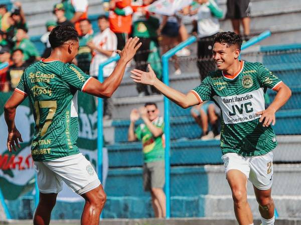 Odin Ramos celebrando con Alexy Vega su gol para el 0-1 de Marathón ante Génesis PN.