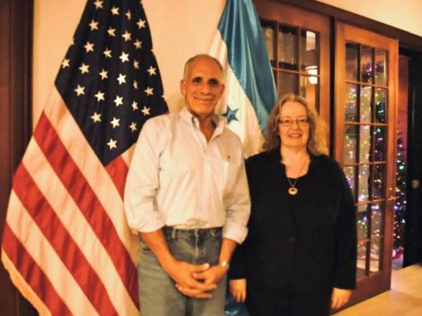 Nasry Aasfura, presidente electo de Honduras junto a Colleen Anne Hoey, encargada de Negocios de Estados Unidos.