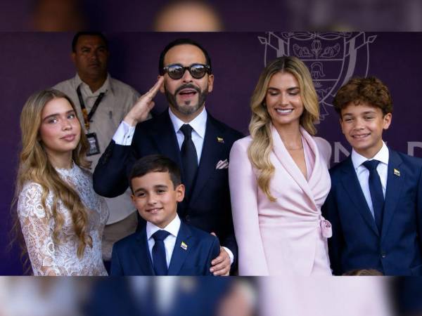 El abogado ultraderechista Abelardo de la Espriella junto a su familia previo a la toma de posesión.