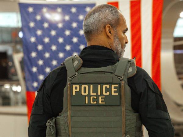 Agente de El Servicio de Inmigración y Control de Aduanas (ICE).