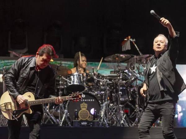 La banda escocesa Simple Minds, con más de cuatro décadas de trayectoria bajo el liderazgo de Jim Kerr y Charlie Burchill.