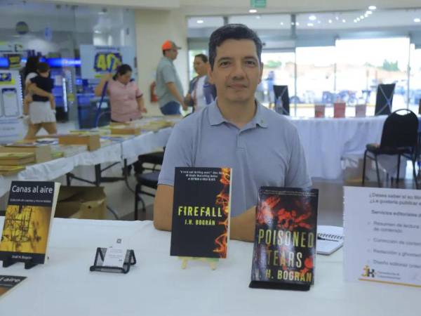 El escritor hondureño J. H. Bográn, en una fotografía de archivo del año 2024. Ha escrito libros en inglés y en español.