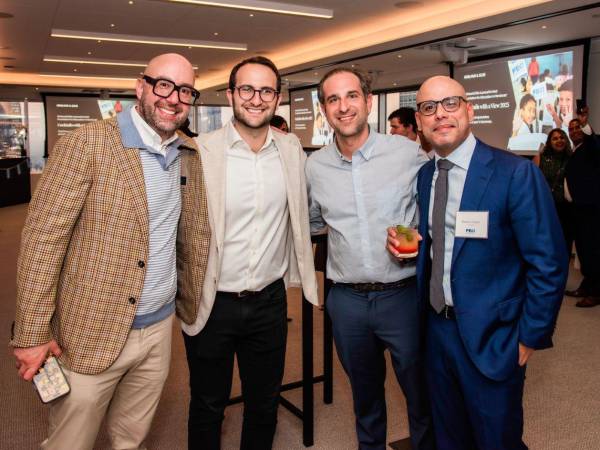 La Fundación para la Educación en Honduras (Feih) celebró su décimo aniversario con una subasta, cuyos fondos serán destinados a la construcción de más escuelas en el país.