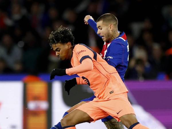 Lamine Yamal se equivocó en el gol del PSG .