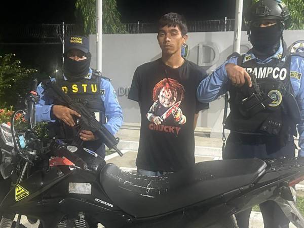 Alias Gorra fue detenido en posesión de una moto con reporte de robo.