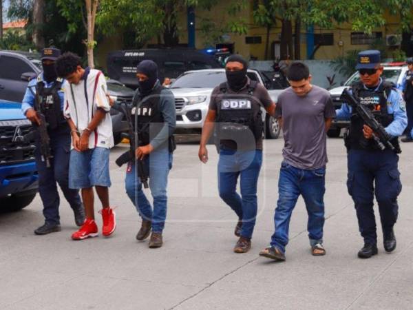 Los detenidos enfrentarán cargos relacionados con el triple crimen.