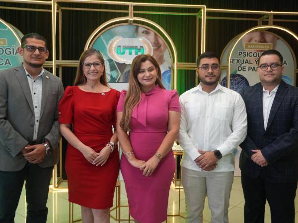 Autoridades académicas y administrativas durante el lanzamiento de las nuevas maestrías en Psicología.