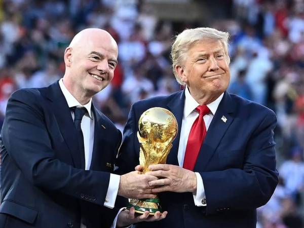 El presidente Infantino de la FIFA junto al mandatario Donald Trump de los Estados Unidos y la Copa del Mundo conquistada en el reciente Mundial por la selección de España.