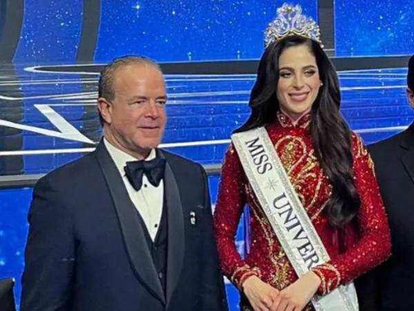 Raúl Rocha Cantú junto con Fátima Bosch, en la reciente edición del certamen Miss Universo.