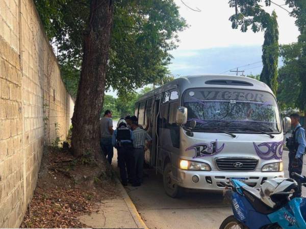 Agentes policiales verifican el estatus vehicular a través del sistema NACMIS durante los patrullajes en San Pedro Sula.