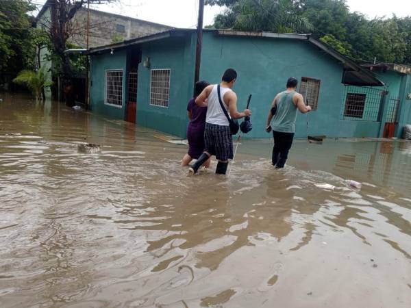 Las fuertes lluvias provocaron inundaciones en las calles de la colonia Buena Inversión, dificultando la movilidad de peatones y vehículos.