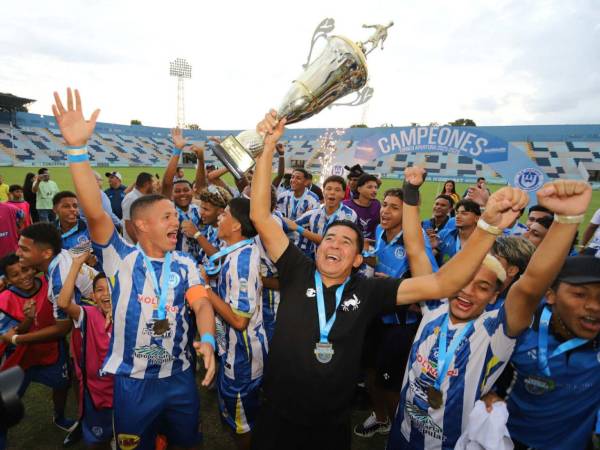 Jugadores del Victoria celebrando su primer campeonato del torneo de Reservas.