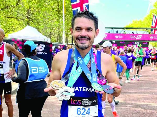 El corredor de Guatemala, Héctor Schellenger, posando con sus medallas tras correr la Maratón de Londres.