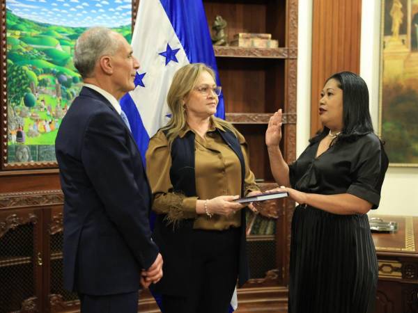 El presidente Nasry Asfura sigue nombrando funcionarios. El momento en que juramenta a Nolvia Patricia Herrera Espinoza como Secretaria de Estado en el Despacho de Asuntos de la Mujer.