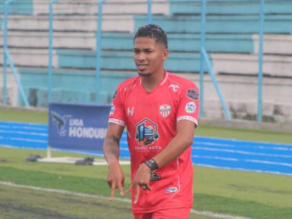 Óscar Rosales de Estrella Roja ha sido la figura en el estadio Roberto Suazo Córdova.