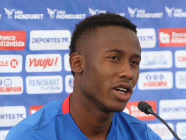 Kevin Güity dando declaraciones en conferencia de prensa.