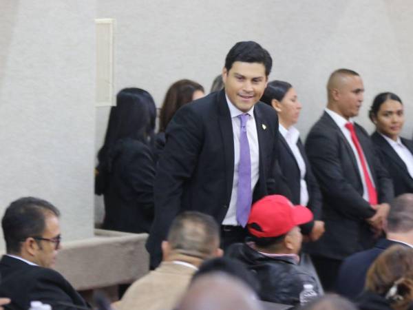 Marlon Ochoa aprovechó que a él sí se le permitió hablar, lo que no pudo la consejera Ana Paola Hall.