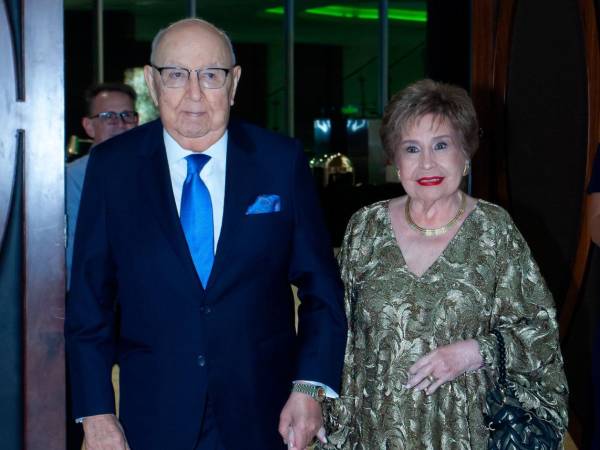 El homenajeado Flabio Tinoco Díaz y su esposa Mery Marinakys de Tinoco.