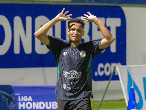 Júnior Padilla celebrando su gol con el Juticalpa FC ante el Marathón.
