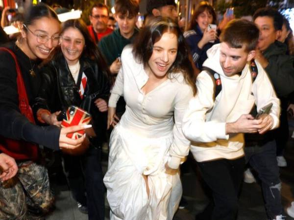 Rosalía hizo una aparición sorpresa en las calles de Madrid para presentar su cuarto álbum en Madrid.