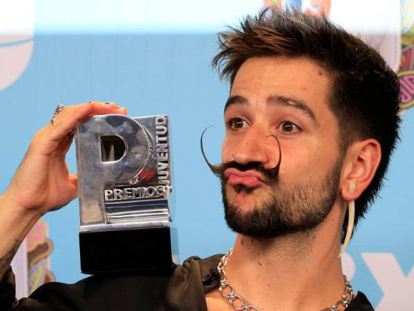 Camilo posa con el premios a Canción Pop Rock y Dúo del Año durante los Premios Juventud.