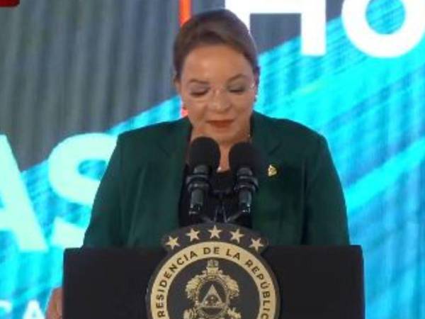 La presidenta Xiomara Castro en el lanzamiento del Portal Digital de Inversiones (PDI) en San Pedro Sula.