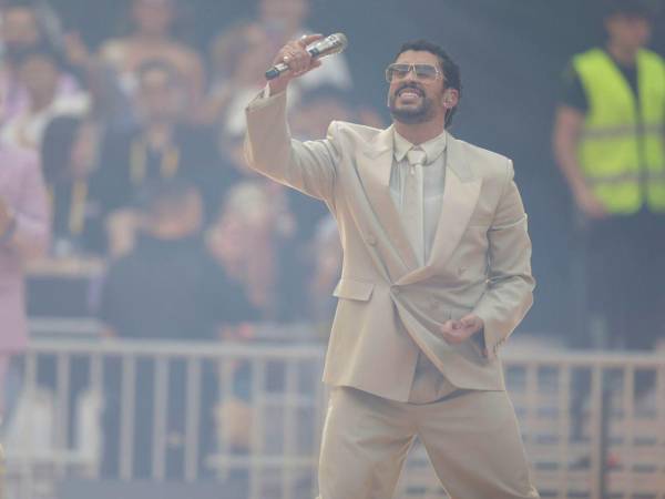 Este fin de semana en España hay dos nombres indiscutibles: el papa León XIV y Bad Bunny. Y aunque las letras explícitas del 'Conejo Malo' choquen con los preceptos de la fe católica, jóvenes creyentes ven completamente compatible rezar y disfrutar del concierto del puertorriqueño y, de hecho, algunos acudirán a ambos eventos. Hay letras que son muy explícitas y me encantaría que no estuvieran, pero es su forma de expresarse y la gente las escucha -me incluyo porque he ido al concierto-, pero de escucharla a practicarla hay una diferencia, dice a EFE Carmen Gómez.