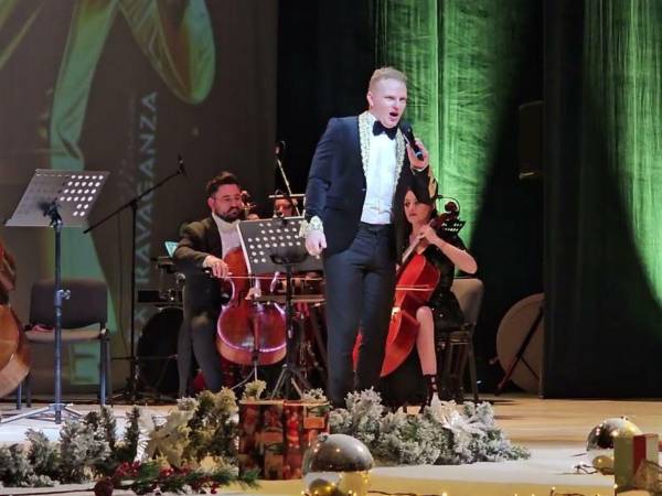Stefan van Korch, tenor de Rumania, durante una de sus presentaciones musicales. Él es uno de los tres artistas invitados al concierto en San Pedro Sula. ARCHIVO.