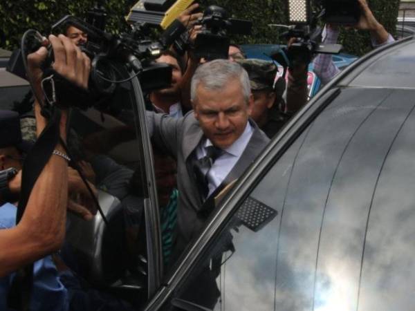 El exjefe militar Roosevelt Hernández afrontará en libertad proceso por ataques a periodistas.