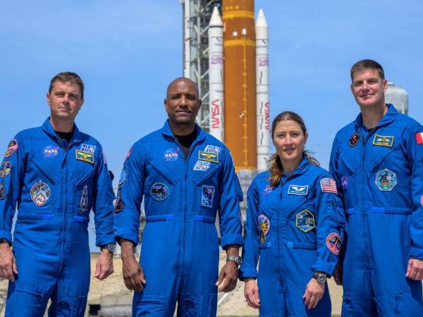 La tripulación de la misión Artemis II (de i a d) los astronautas de la Nasa, el comandante Reid Wiseman; el piloto Victor Glover; la especialista de misión, Christina Koch y el astronauta de la Agencia Espacial Canadiense (CSA).