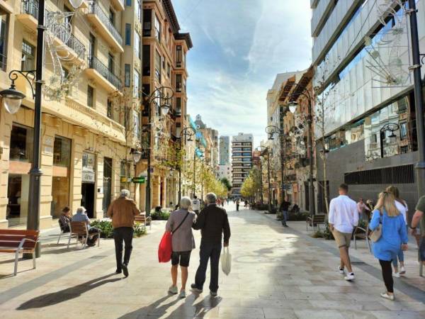 Valencia, España, forma parte de la Comunidad Valenciana, una de las regiones donde reside población migrante en el país europeo. Foto de la Avenida de La Constitución, Alicante, España, una de las ciudades que más migrantes de varias nacionalidades aloja.