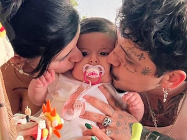 En su reciente entrevista con el podcast mexicano Se Regalan Dudas, la artista argentina Cazzu rompió el silencio sobre la batalla legal que enfrenta con Christian Nodal por la custodia de su hija Inti. Lo que inició como una conversación íntima sobre maternidad se convirtió en una denuncia contundente contra el sistema judicial y las dinámicas de poder que enfrentas muchas mujeres.