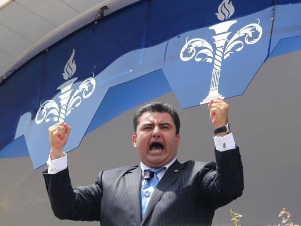 Fotografía de archivo donde aparece el líder de la Iglesia de la Luz del Mundo, Naason Joaquín García.