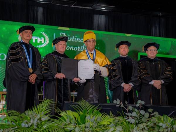 Javier Mejía, Roger D. Valladares, Juan Antonio Bendeck, Roger Enrique Valladares y Edgardo Enamorado durante la entrega de la distinción honorífica de la UTH.