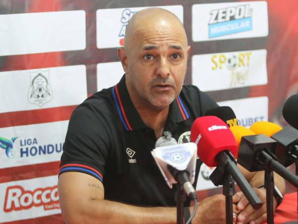 Oswaldo Carro en conferencia de prensa tras el 2-2 de Olimpia ante Estrella Roja.