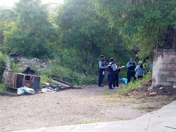 Agentes en la escena donde fueron hallados los cuerpos sin vida.