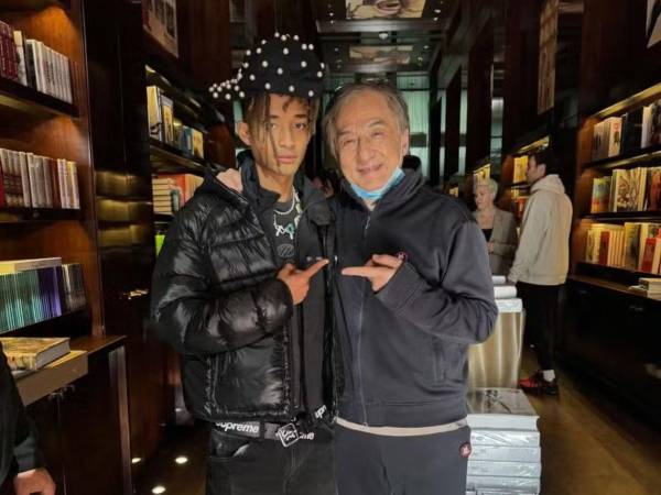 El actor y cantante Jaden Smith sorprendió a sus seguidores al dedicar un emotivo mensaje al legendario Jackie Chan, con motivo de su cumpleaños número 72.