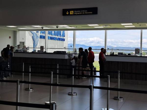 Migración exigirá carnet de vacunación a menores hondureños que salgan del país.