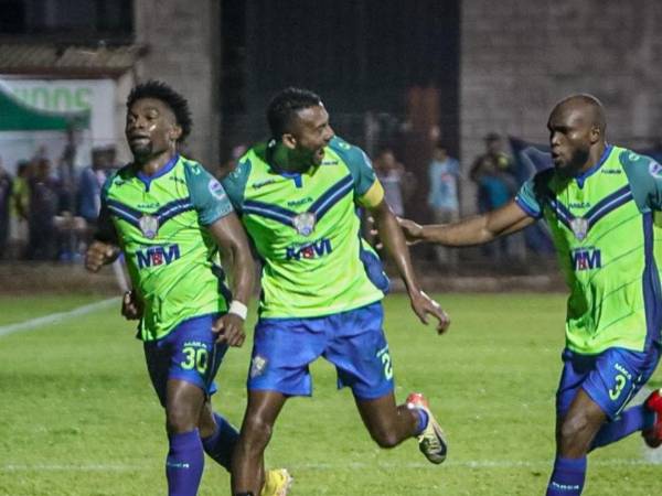 Jugadores del Olancho calebrando.