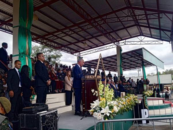 El presidente Nasry Asfura se dirige a los presentes desde el podio durante la conmemoración del XIII aniversario de la Policía Militar del Orden Público (PMOP).