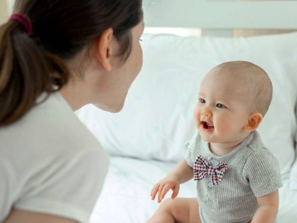 Desde que nacen, los bebés están rodeados de lenguaje, pero se requiere tiempo y esfuerzo para que pasen del balbuceo al lenguaje propio de la infancia