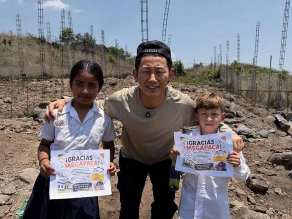 El filántropo japonés Shin Fujiyama inició la construcción de una nueva escuela en la colonia Cerro Grande, zona 5.